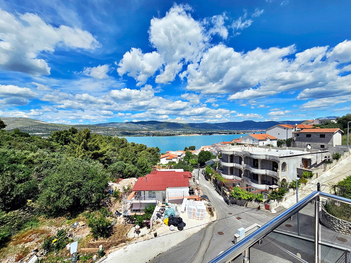 Luksuzna hiša na Čiovu - Mastrinka s 3 apartmaji in odprtim pogledom na morje